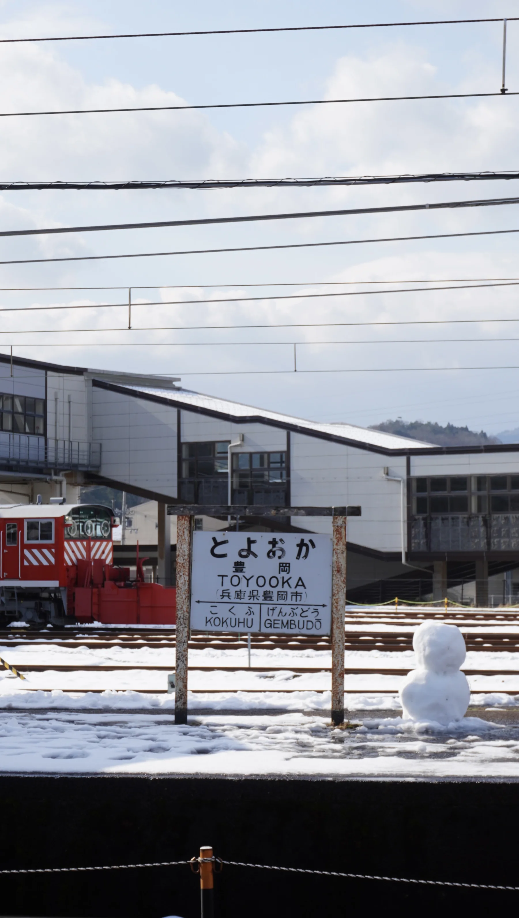 雪の街を歩く風景